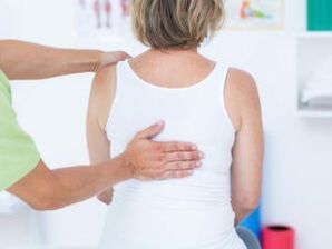 Pacient so sťažnosťami na bolesť chrbta v oblasti lopatiek vyšetrovaný lekárom