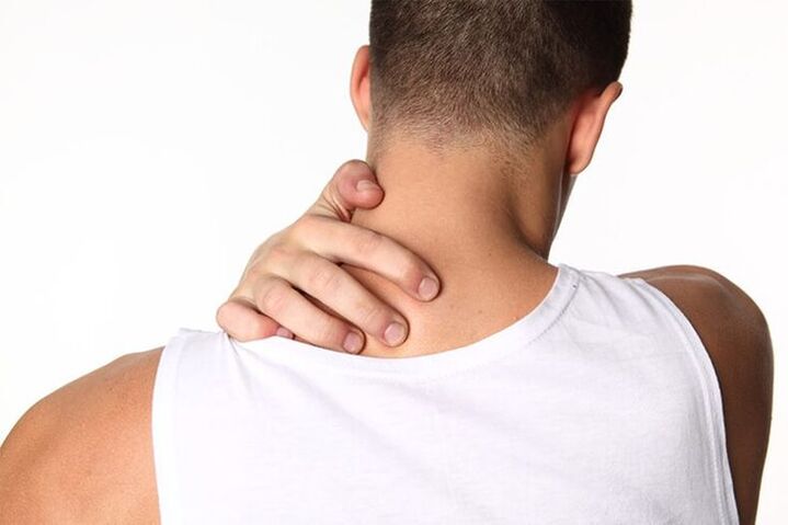 V prvom štádiu osteochondrózy krčnej chrbtice sa na krku objavuje nepohodlie